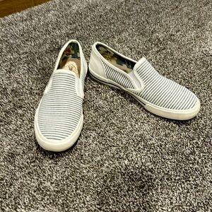 Tommy Bahama slip ons